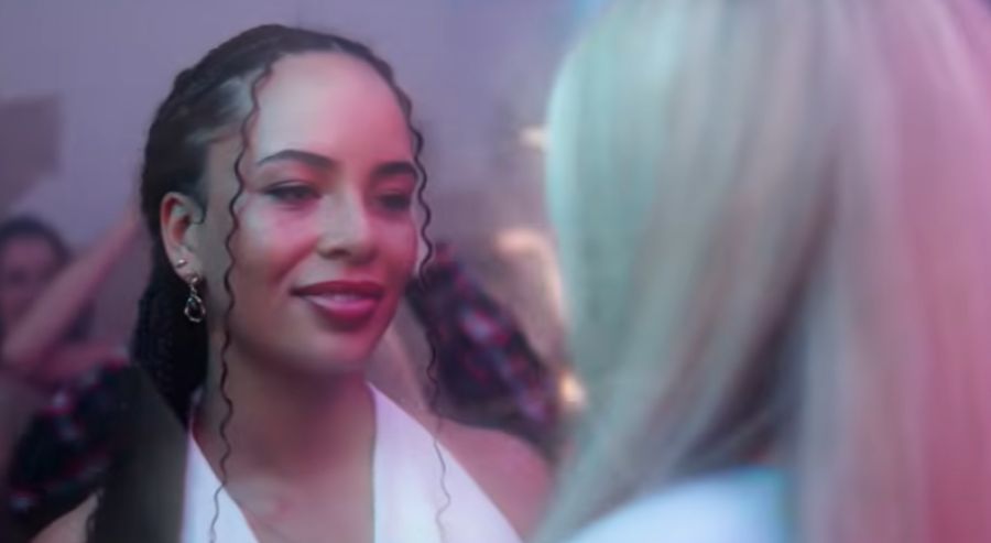 Die Schlagersängerin turtelt mit einer Frau.