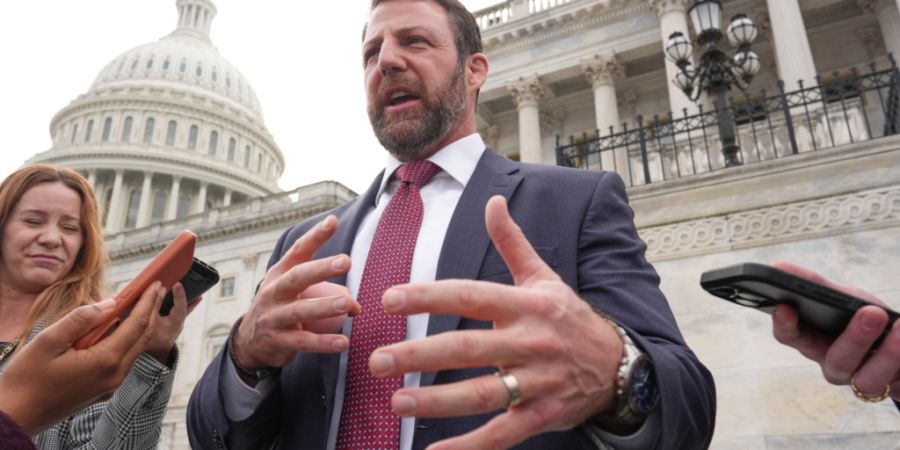 dpatopbilder - Senator Markwayne Mullin, Senator des Bundesstaates Oklahoma, spricht zu Reportern vor dem Kapitol. US-Präsident Trump hat seine umstrittene Heimatschutzministerin Noem ...