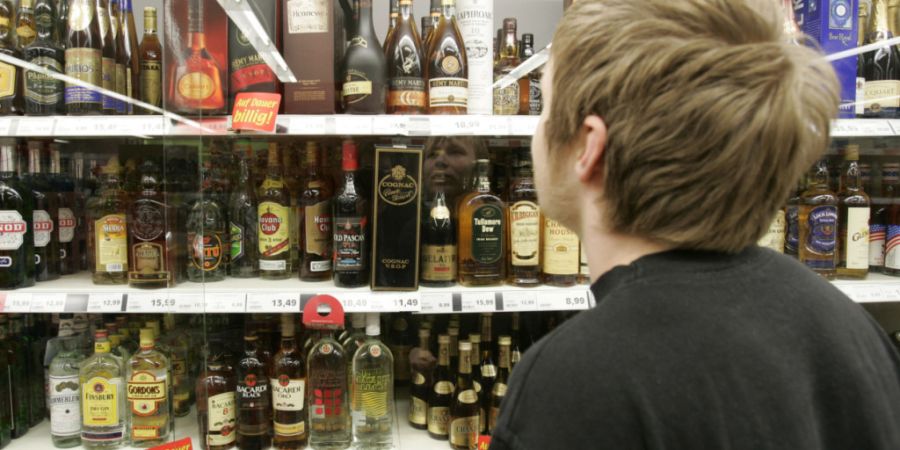 Testkäufe im Kanton Basel-Stadt ergaben im vergangenen Jahr Verstösse in 35 Prozent der Tests. (Symbolbild)