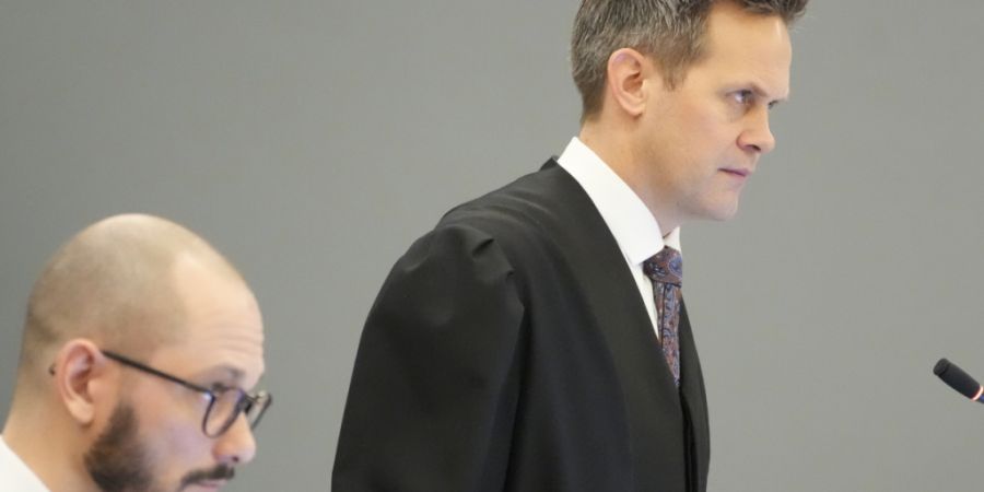 ARCHIV - Staatsanwalt Sturla Henriksbø (r) und Ermittlungsleiter Andreas Kruszewski während des ersten Tages des Prozesses gegen Marius Borg Høiby. Foto: Ole Berg-Rusten/NTB/dpa