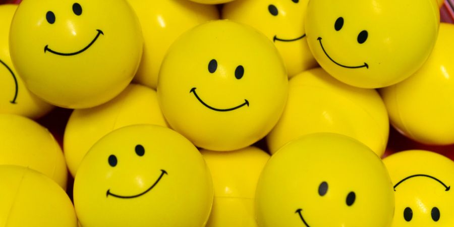 ARCHIV - Gelbe Kunststoffbälle mit aufgedruckten Smileys. Foto: Martin Schutt/dpa-Zentralbild/dpa