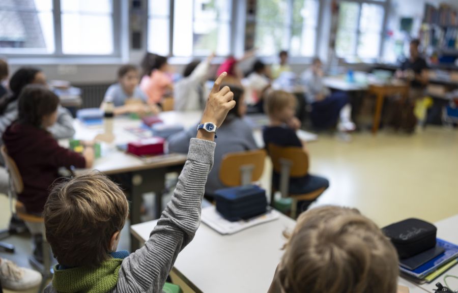 Die Partei warnt: Kopftücher widersprechen den christlichen Werten der Volksschule und hemmen Frauenrechte