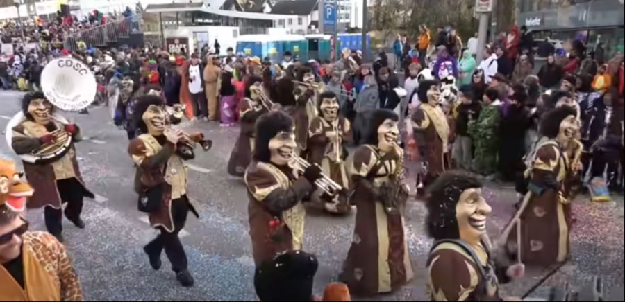 Die Fasnächtlerin trägt blaue Flecken davon.