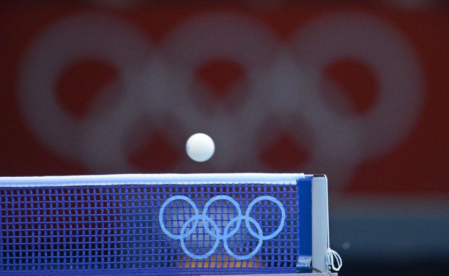 Der Roboter analysiert die Bewegung des Balles innert Sekundenbruchteil.