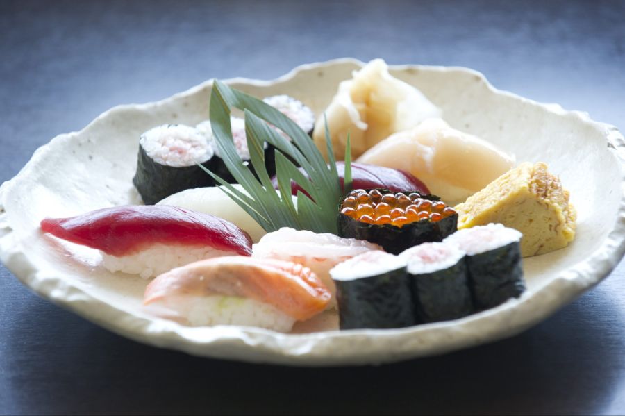 In Schweden sind fast 300 Menschen nach einem Besuch von Sushi-Restaurants erkrankt. (Symbolbild)
