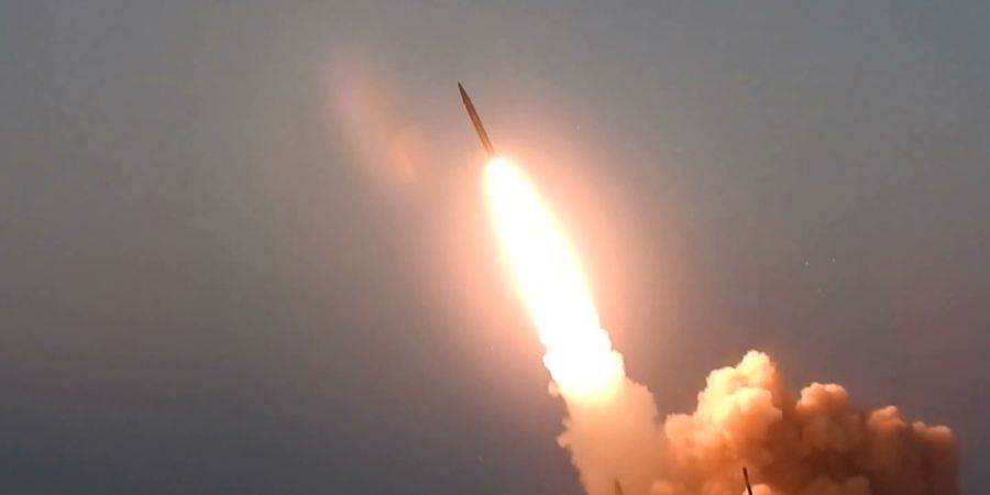 HANDOUT - Dieses Bild soll den Start der Rakete «Märtyrer Hadsch Ghassem» an einem unbekannten Ort zeigen. Foto: Uncredited/Iranian Defense Ministry/AP/dpa - ACHTUNG: Nur zur redakti...