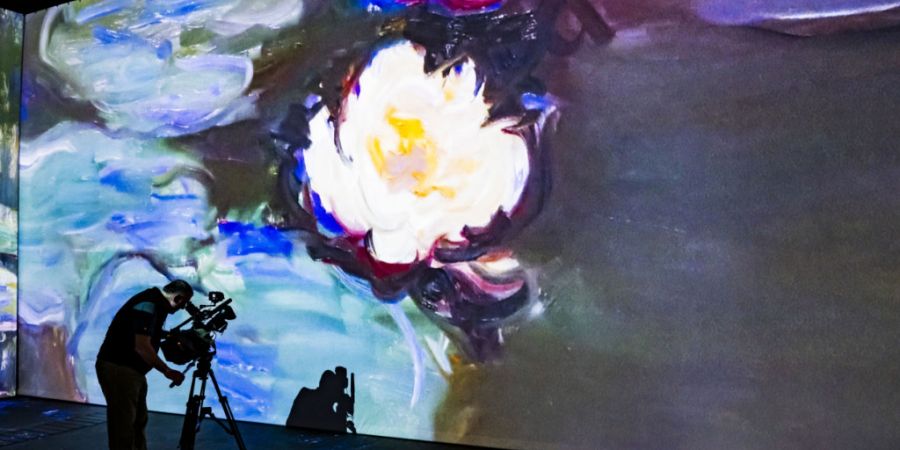 «Les Nymphéas» (Die Seerosen) werden in der immersiven Ausstellung «Imagine Monet» in Lausanne aus aus einer neuen Perspektive gezeigt: nicht im Bilderrahmen, sondern wandfüllend.