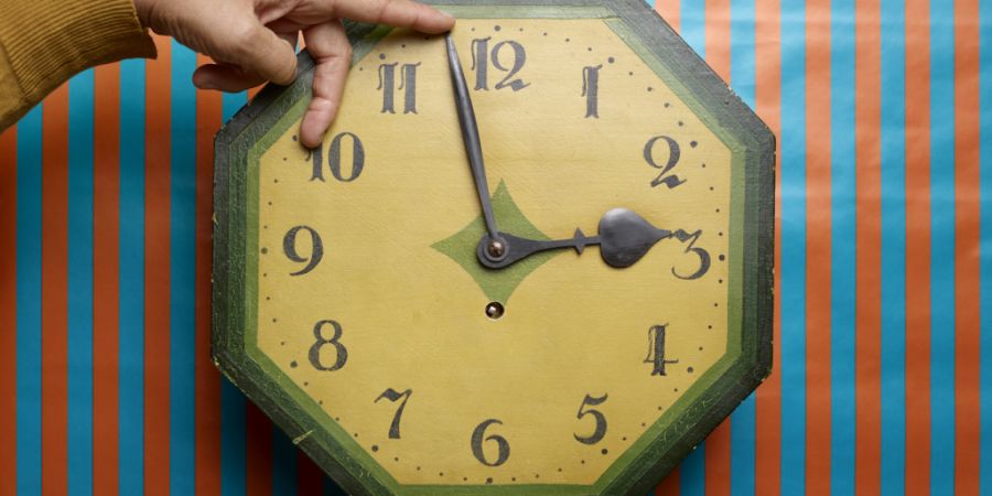 Und wieder ist Zeit für Sommerzeit: Am Sonntag ist die Uhr am frühen Morgen von zwei auf drei Uhr gesprungen. (Symbolbild)