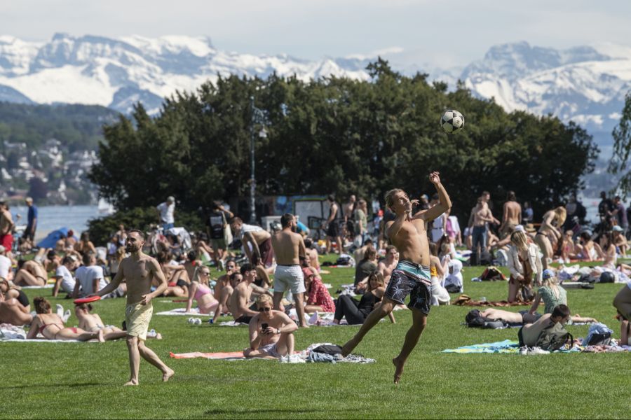 Zudem störten die Frühpensionierte die vielen Menschen an Seeufern, in Schwimmbädern und Parks. (Archivbild)