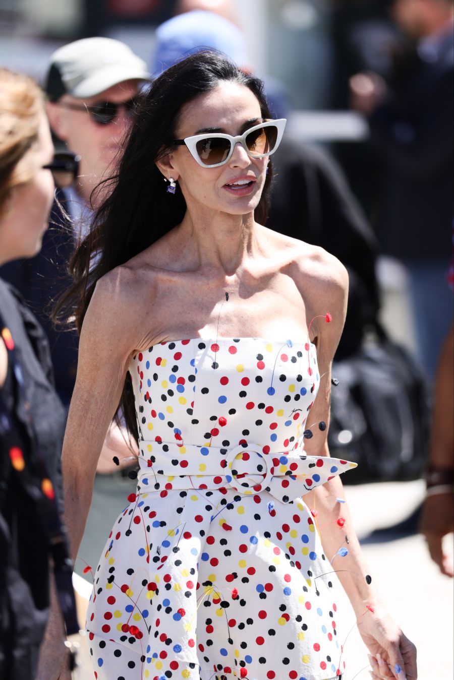 Demi Moore in der farbenfrohen Robe von Jacquemus.