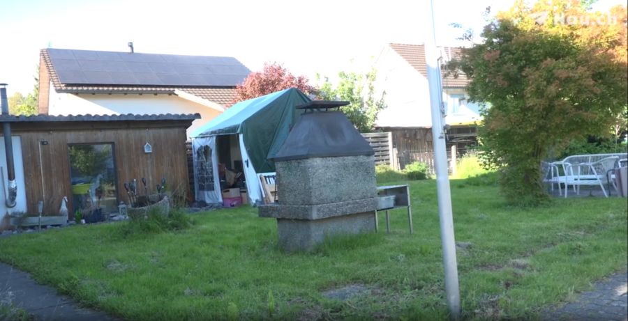 Dazu kommt: Im Sommer wollen Lena und ihre Familie eigentlich entspannt im Garten und am Pool sein – stattdessen marschieren fremde Menschen direkt vorbei.