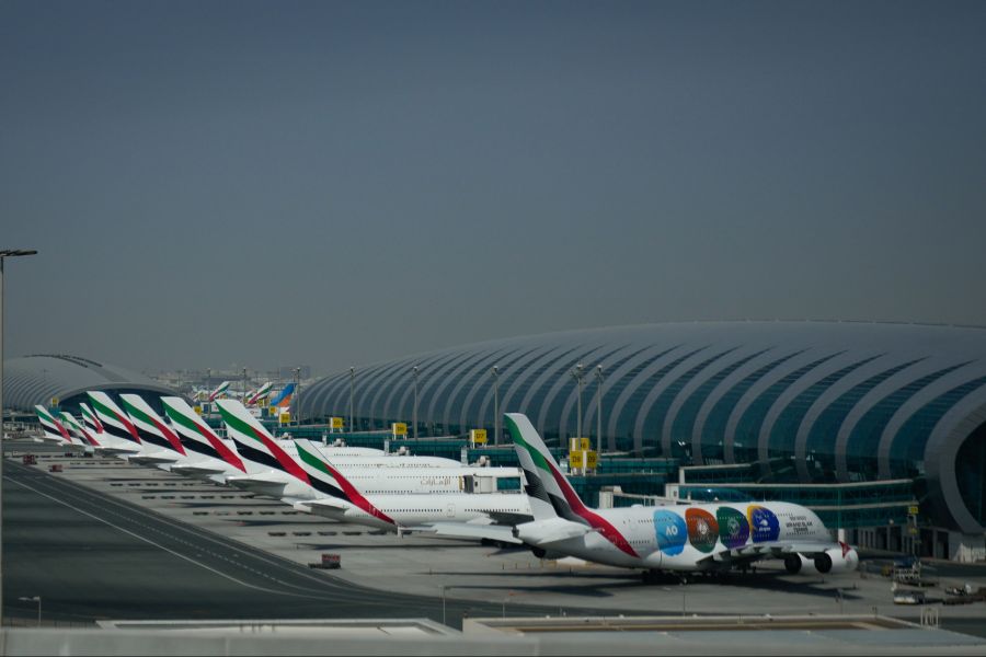 Der Flugverkehr bleibt weitgehend still. Im Bild: Der Flughafen Dubai am Sonntag.