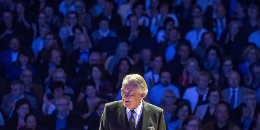 Der Schweizer Bandleader Pepe Lienhard bei einem Konzert im KKL in Luzern  2016. (Archivbild)