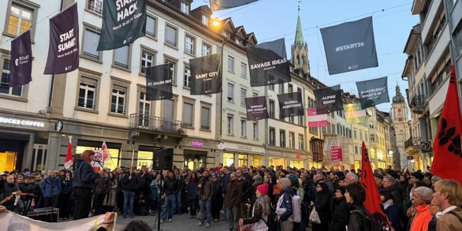 Die Kundgebungsteilnehmerinnen und -teilnehmer gegen Rechtsextremismus versammelte sich am Donnerstagabend in der St. Galler Altstadt.