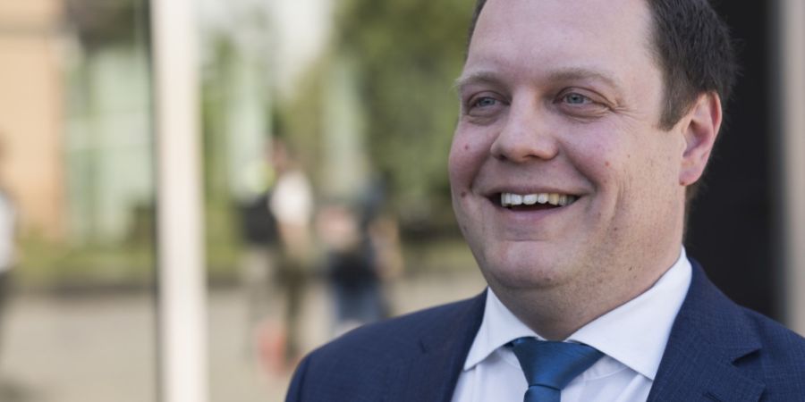 Der Kantonsrat und frühere Präsident der Zürcher SVP, Patrick Walder (hier nach der Verhandlung in Uster) wird nicht wegen Diskriminierung belangt. Keine Prozesspartei zieht das Urte...
