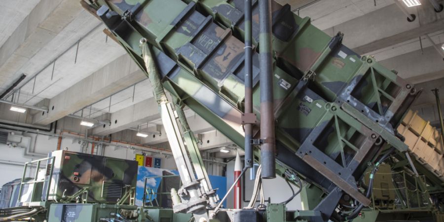 Das Luftabwehrsystem Patriot steht in der Halle am Flugplatz Emmen: Beim Beschaffungsprojekt harzt es. (Archivbild)