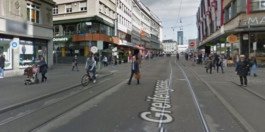 Hier in der Basler Greifengasse überquerte ein Knabe unvermittelt die Strasse und zwang den Busfahrer zum Bremsen.