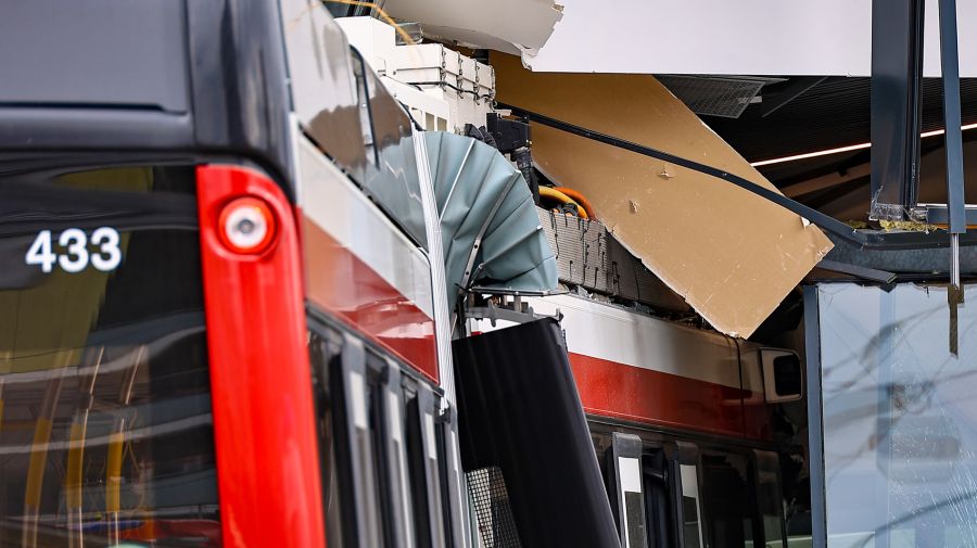 Ein medizinischer Notfall des Busfahrers dürfte die Unfallursache gewesen sein.