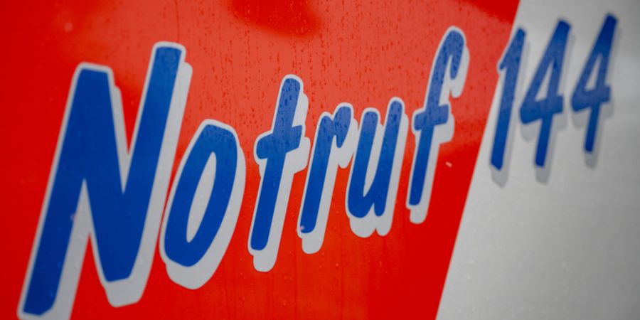 Ein Mann hat sich am Samstagnachmittag in Tuttwil TG bei Gartenarbeiten mittelschwere Verletzungen zugezogen. Der Rettungsdienst brachte ihn in ein Spital. (Symbolbild)