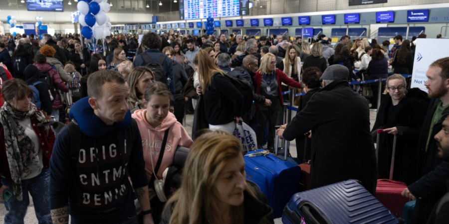 Gestrandete Passagiere im internationalen Flughafen Eleftherios Venizelos in Athen. Foto: Yorgos Karahalis/AP/dpa