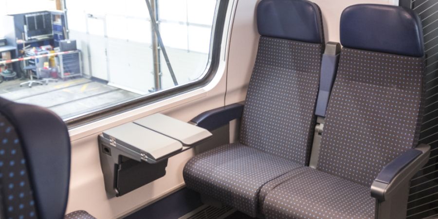 Die SBB reduzieren schrittweise die Abfallkübel an den Sitzplätzen in Zügen. Die Reinigungskosten sinken damit jährlich um einen tiefen einstelligen Millionenbetrag. (Archivbild)