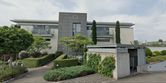 In diesem Haus in Meilen ZH lebten der betrügerische Österreicher und seine Frau. Das Paar zahlte drei Jahre lang keine Steuern und flüchtete danach ins ferne Katar. Nun wurde die Wohnung zwangsversteigert. Meilen ZH