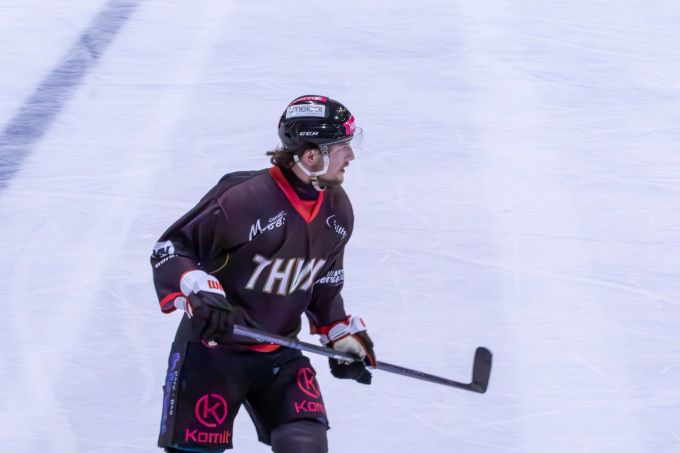 Gil Reymondin trifft nur den Pfosten. EHC Thun Reymondin