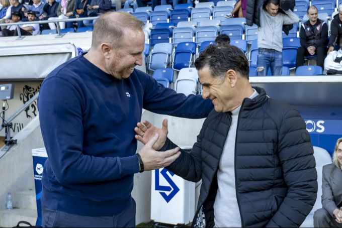 Die Trainer Ludovic Magnin und Didier Tholot begrüssen sich vor dem Duell in Lausanne. Magnin