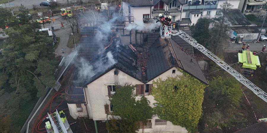 Die Feuerwehr war mit mehreren Löschfahrzeugen im Einsatz.