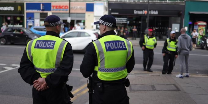 Ein britischer Polizist wurde wegen Sexismus und Rassismus entlassen. (Symbolbild) polizist