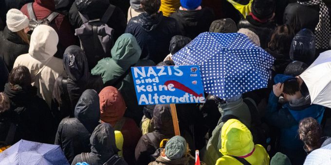 Demonstranten in Deutschland protestieren nach der Zusammenarbeit von AfD und CDU. afd