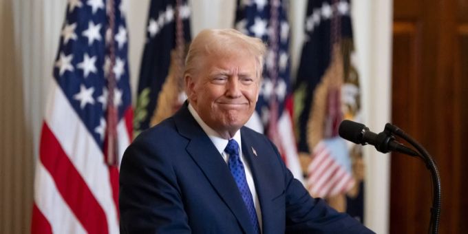 Donald Trump wird Japans Premierminister empfangen. donald Trump