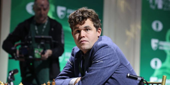 Titelverteidiger Magnus Carlsen hat nach einer Bestrafung seinen Rückzug von der Schnellschach-WM erklärt. Magnus Carlsen