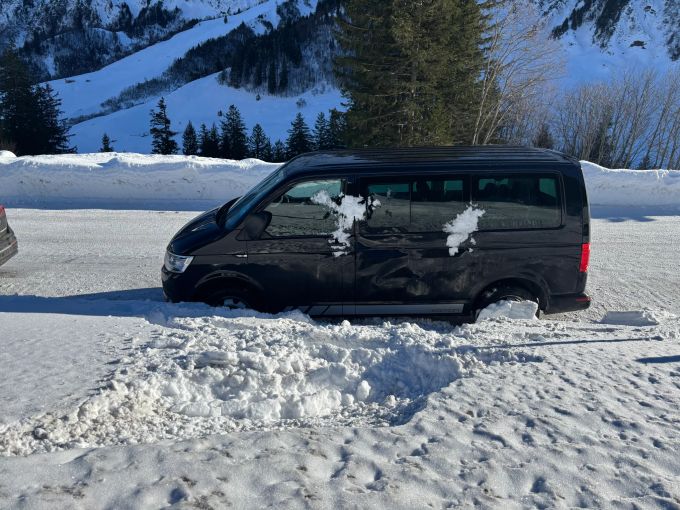 Der Gleitschirmflieger prallte gegen ein parkiertes Auto. Gleitschirmflieger