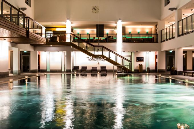 Im Badehaus auf Norderney. Hallenbad Treppe Wasser Beleuchtung