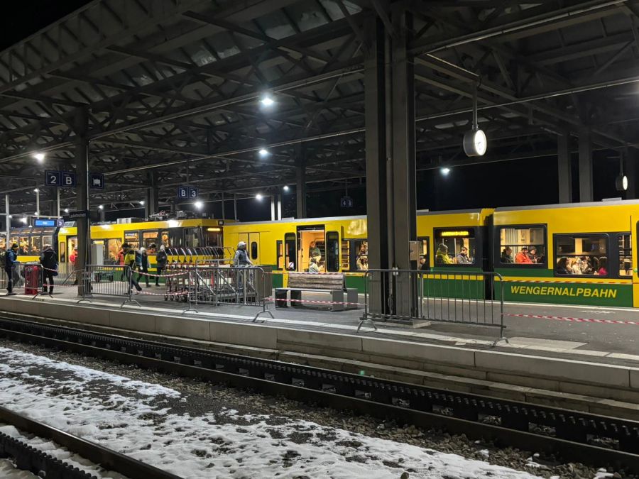 Besonders unverständlich findet sie, dass trotzdem noch Menschen ins Dorf gelassen wurden. Hier steigen Fans abends in einen Zug Richtung Wengen.