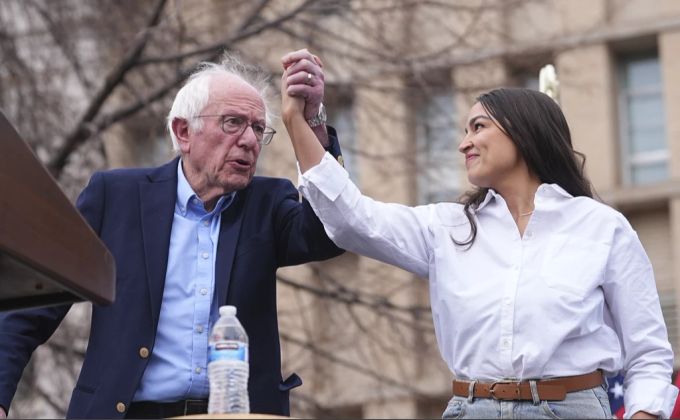 Bernie Sanders und Alexandria Ocasio-Cortez: Ausgerechnet vom notorisch linken Senator erhält Elon Musk nun Unterstützung. Bernie Sanders Elon Musk