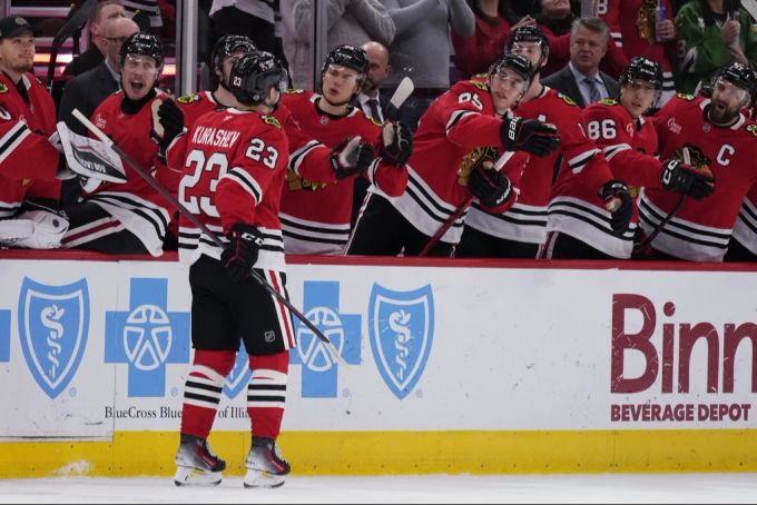 Philipp Kuraschew bejubelt seinen Treffer für Chicago in der NHL. NHL
