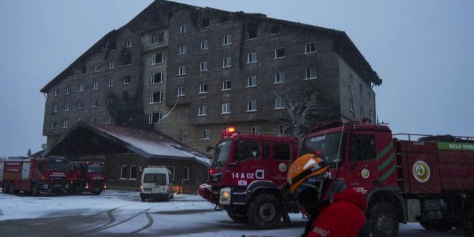 76 Tote und dutzende Verletzte: Der Hotelbrand im türkischen Kartalkaya wirft Fragen zum Brandschutz auf. skigebiet tote
