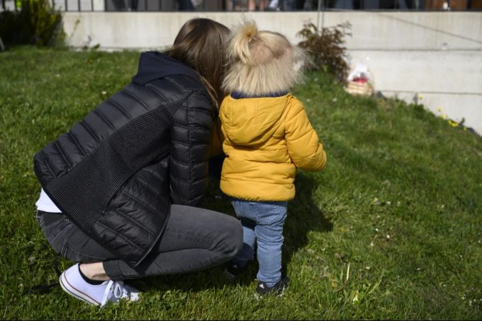 Die Politikerinnen und Politiker argumentieren, alleinerziehende Mütter würden ihre Kinder nicht schlechter behandeln. (Symbolbild) Mutter Kind Ostern
