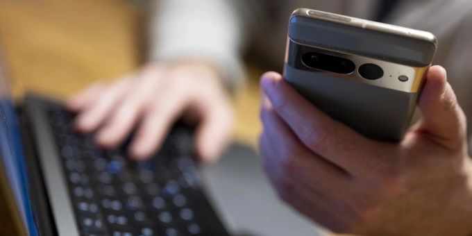 Künftig ist es Schweizer Behörden gestattet, Handys von Asylsuchenden zu durchsuchen. (Symbolbild) Handy Laptop Asylsuchenden
