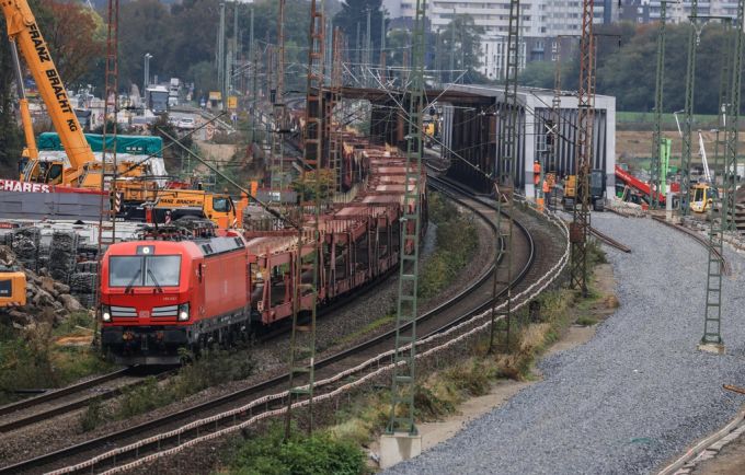 Güterzüge wirken aufgrund ihrer Länge für viele beeindruckend. Sind sie für Passagiere am Gleis aber auch gefährlich? (Symbolbild) güterzüge