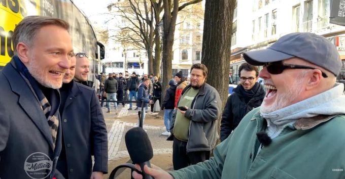 In der aktuellen Folge von Stefan Raabs Show ging es politisch zu, wie hier im Interview mit Christian Lindner. Stefan Raab Christian Lindner