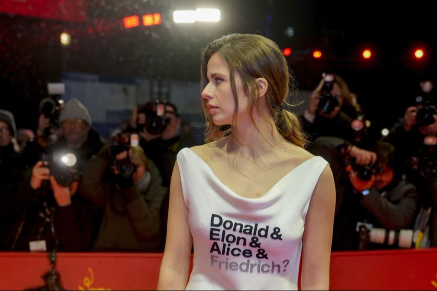 Luisa Neubauer erschien zur Berlinale mit einem weissen Kleid, inklusive politischer Botschaft.