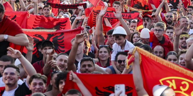 Friedliche albanische Fussball-Fans an der EM 2024. albanien serbien
