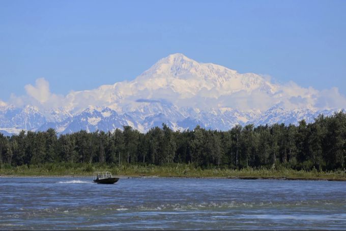 Ein Boot fährt auf dem Susitna River in der Nähe von Talkeetna, Alaska, mit dem Denali im Hintergrund. Der Berg soll gemäss «Executive Order» von US-Präsident Donald Trump wieder Mount McKinley heissen. Denali Mount McKinley