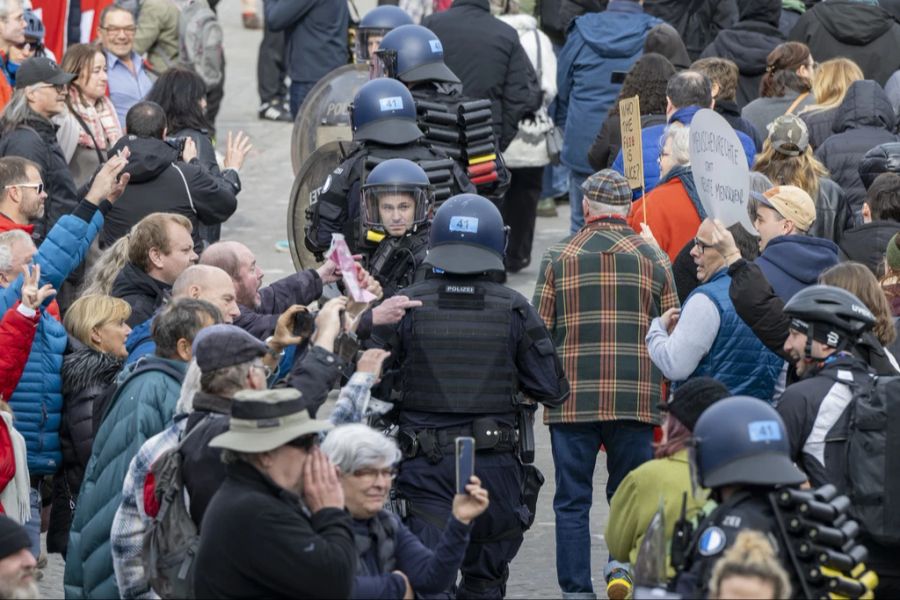 Eine Reihe von Polizisten trennt Pro-AfDler (links) und Teilnehmer der «Demo gegen rechts» (rechts). (Archivbild)