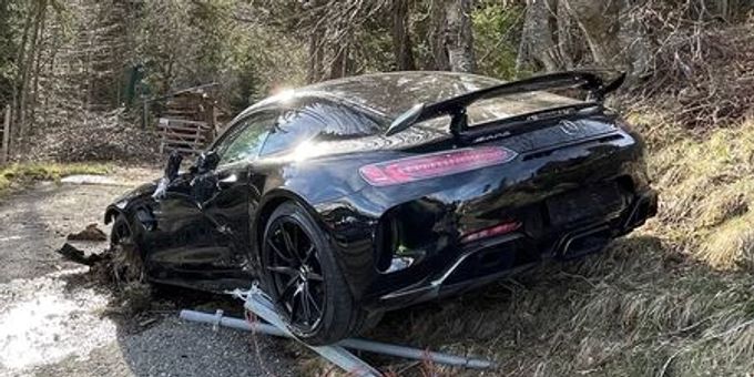 Der Selbstunfall ereignete sich in einer Haarnadelkurve in Urnäsch AR. Unfall