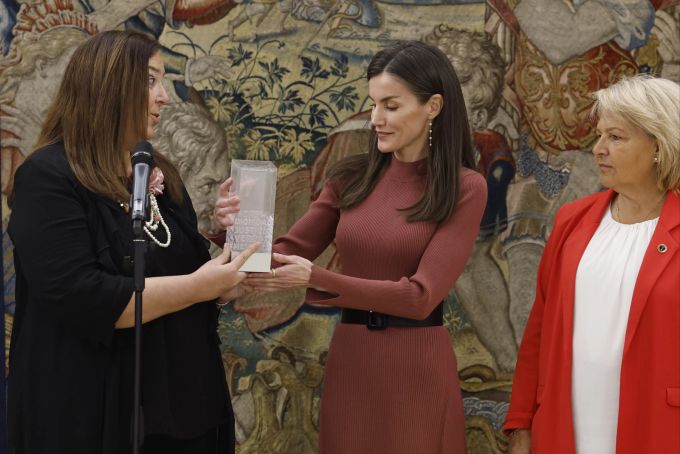 Hier trägt Letizia ein Kleid aus Valencia. königin letizia
