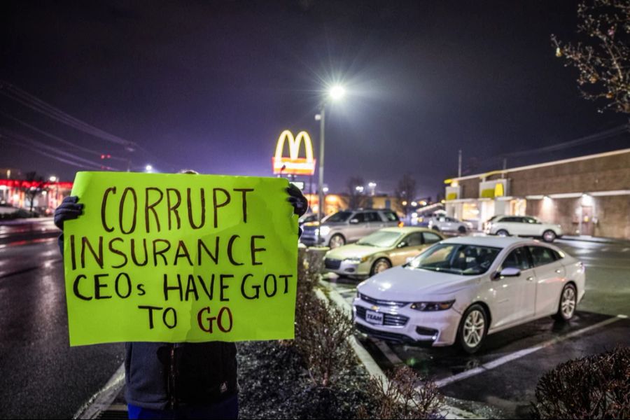 Nun erhält er viel Zuspruch. Zum Beispiel von dieser Frau, die vor der McDonald's-Filiale, in der er verhaftet wurde, ein Schild hochhält.